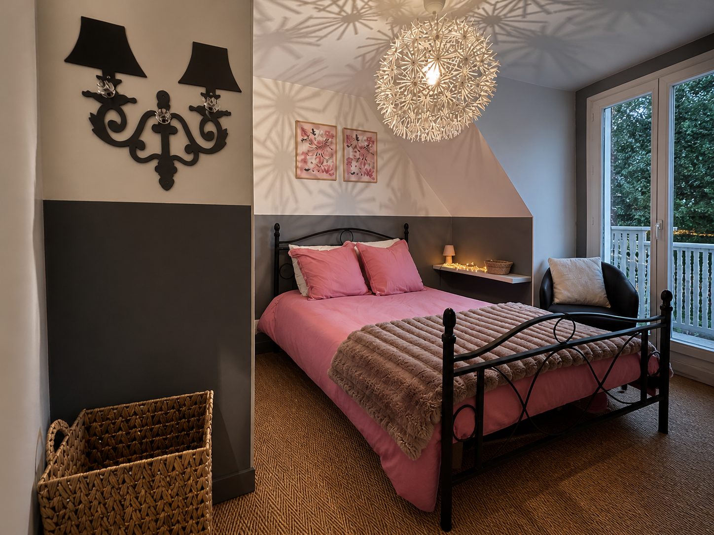 Chambre au lit en fer forgé