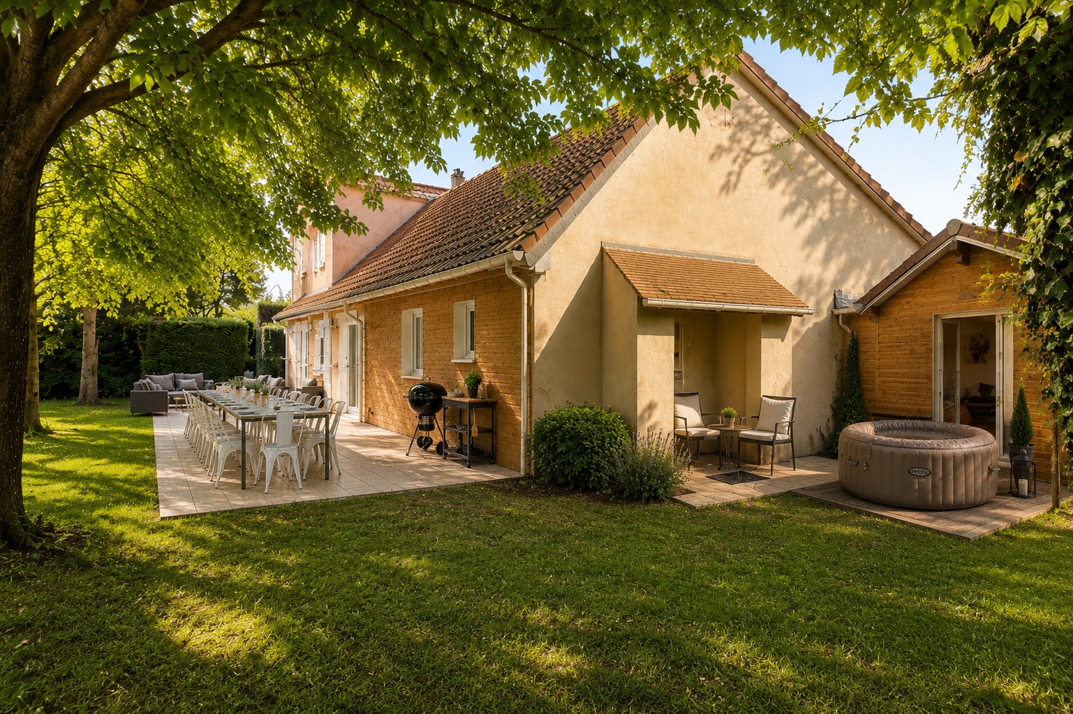 Jacuzzi et terrasse au soleil couchant