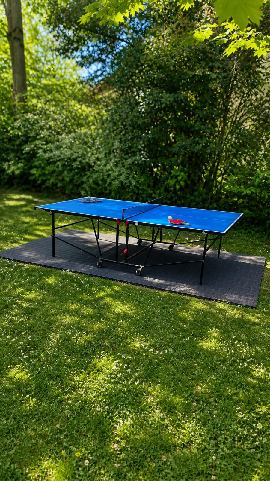 Table de ping-pong dans le jardin