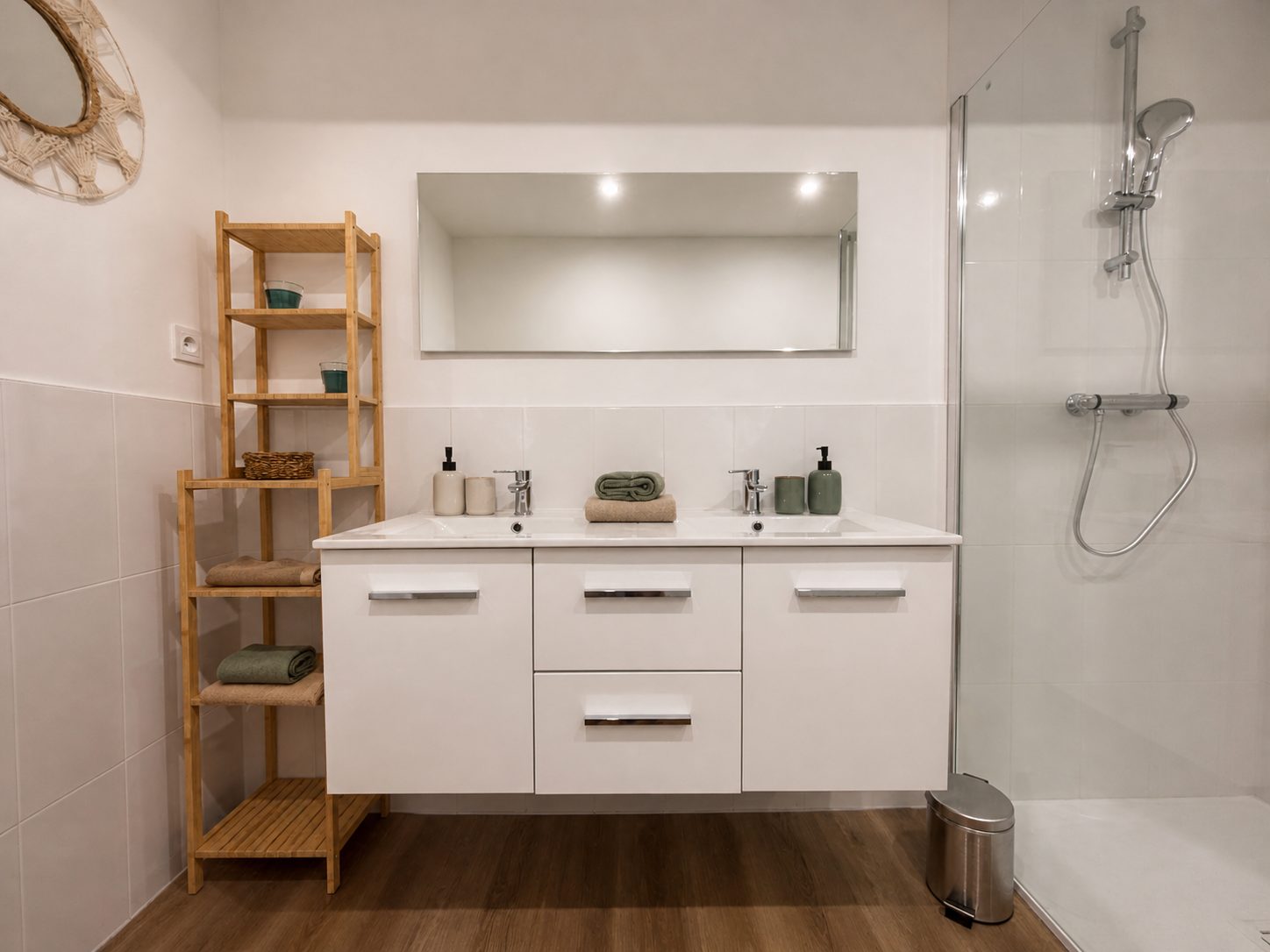 Salle d'eau moderne avec douche