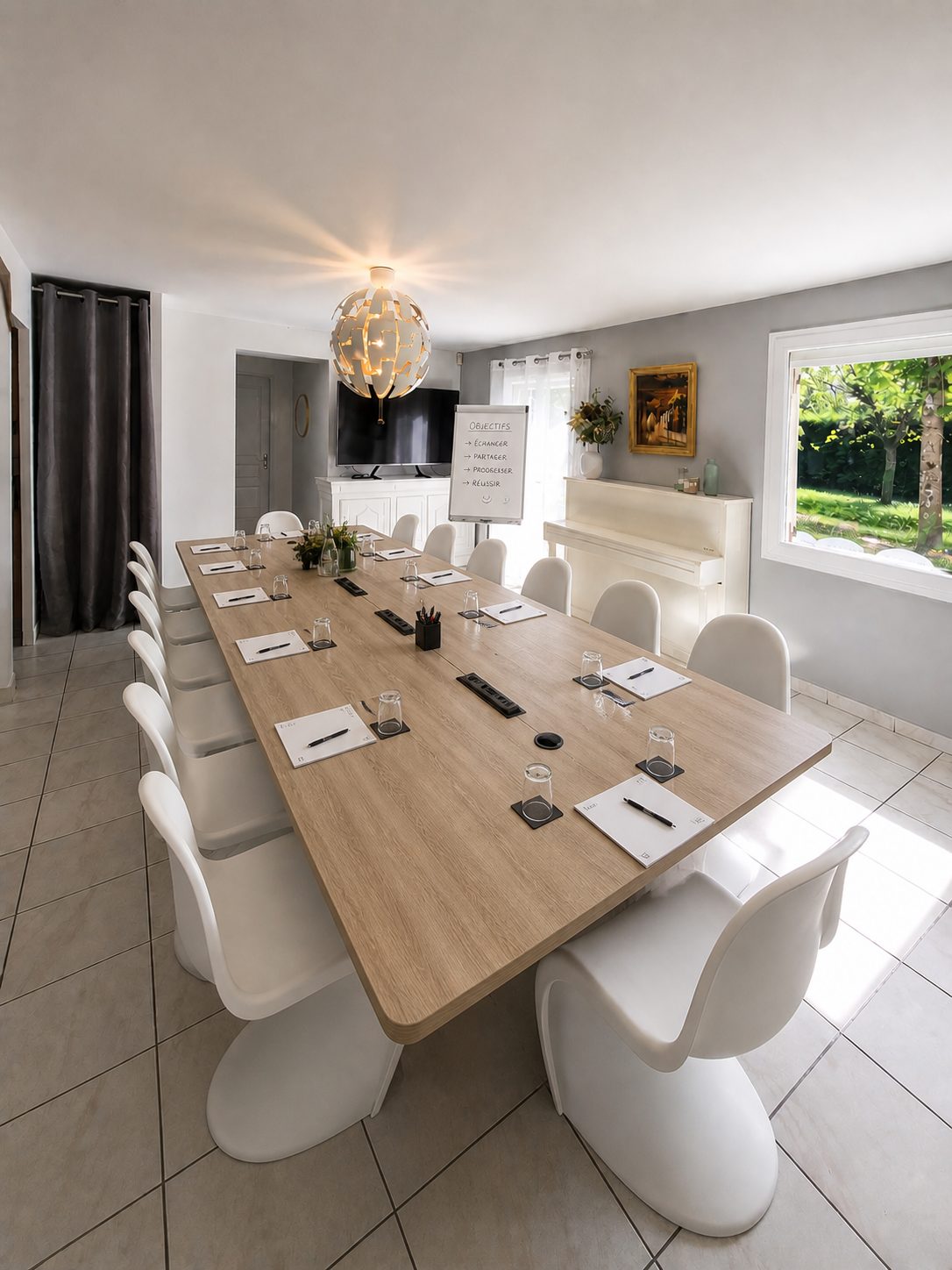Salle de réunion à table