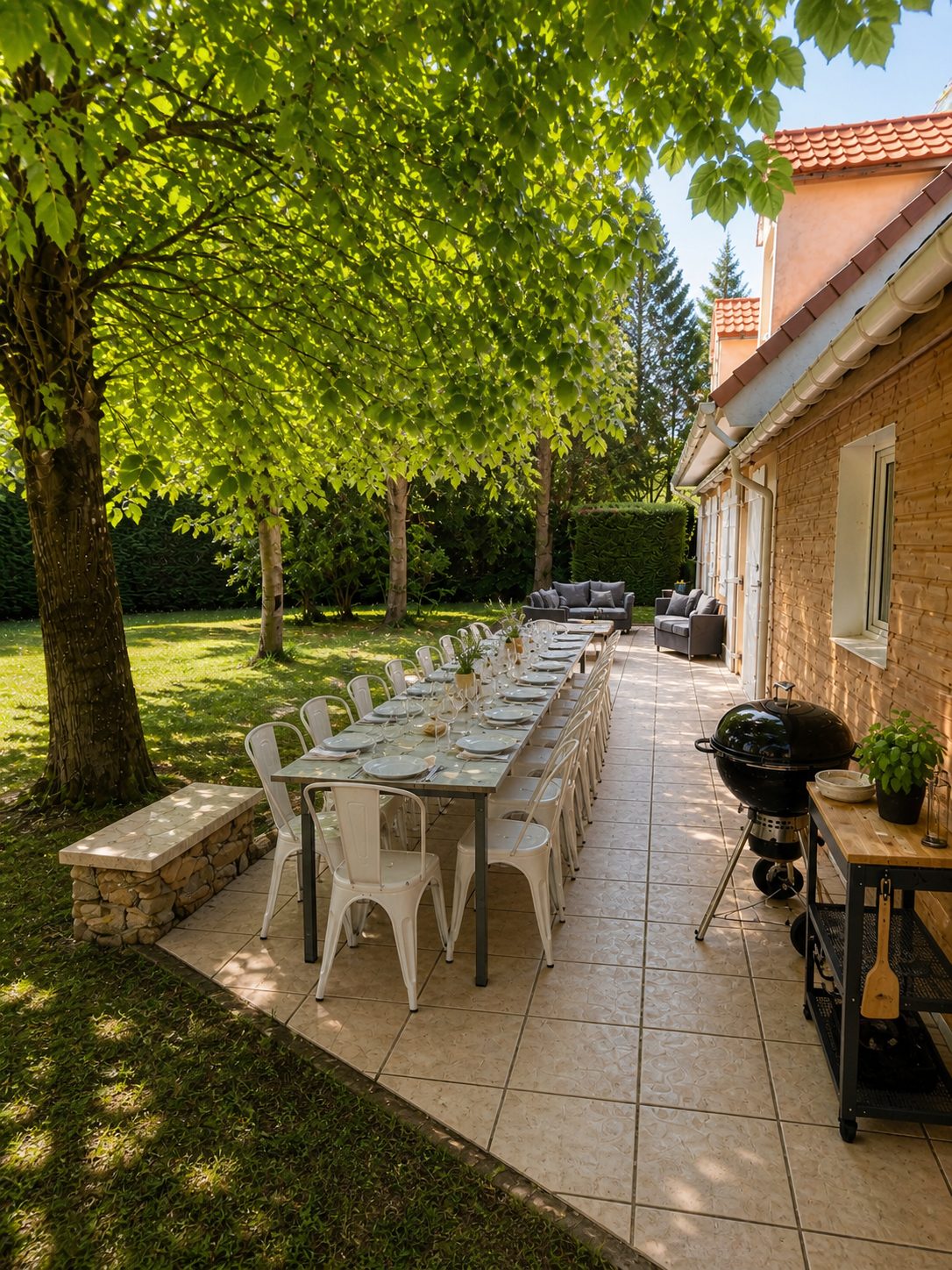 Grande tablée dressée sous les arbres