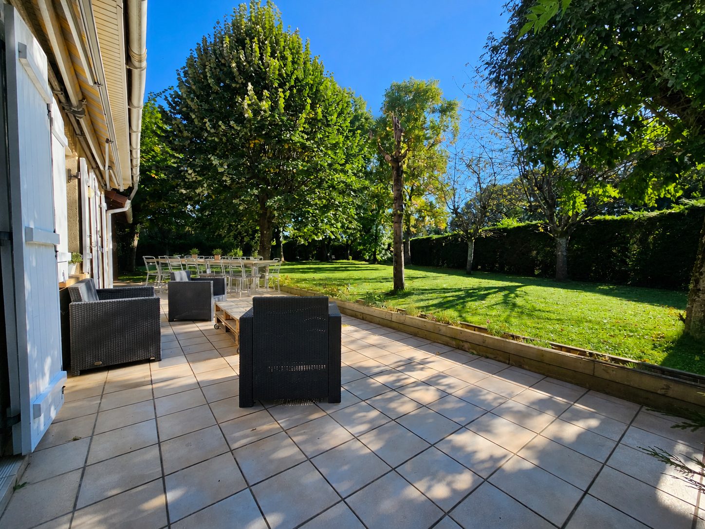La terrasse et son salon de jardin